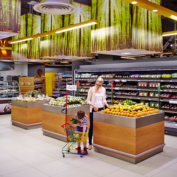 Family shopping in Parcmarket