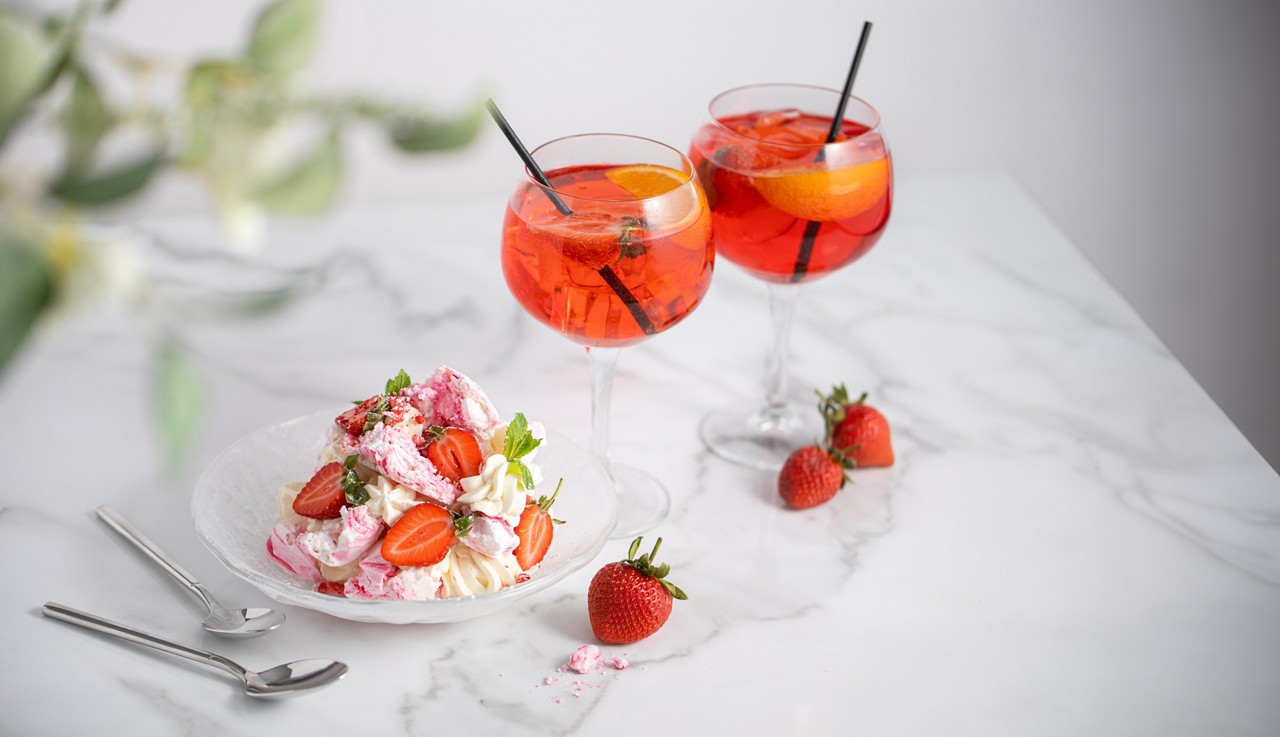 Two glass drinks and a eton mess