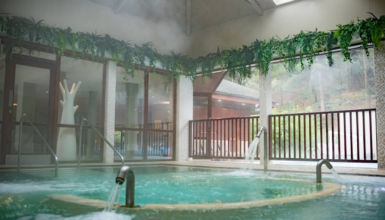 Bubbling pool with fountains of shooting water.